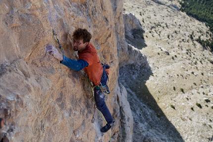 Kizilin Basì, Aladağlar, Turkey, Seb Bush, Simon Smith, Mike Turner - Seb Bush casually dispatching the technical 8a pitch of 'Pretty reckless cats' on the NW Face of Kizilin Basì, Aladağlar, Turkey (Seb Bush, Simon Smith, Mike Turner 10/2023)