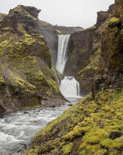 Islanda 2023, Simone Salvagnin, Lucia Vissani, Davide Ferro - La cascata Skogarfoss, durante L'Iceland Traverse di Simone Salvagnin, Lucia Vissani e Davide Ferro
