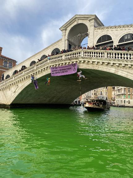 Crisi climatica: Extinction Rebellion tinge di verde i fiumi italiani per protesta