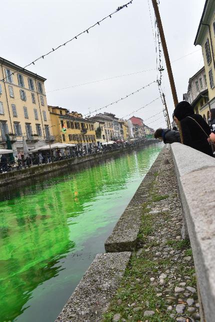 Extinction Rebellion - Extinction Rebellion il 09/12/2023: A Milano il Naviglio Grande si è tinto di verde mentre una casa di cartapesta 'affondava' tra le acque e dal ponte Alda Merini e uno striscione urlava 'il governo parla, la Terra affonda'.