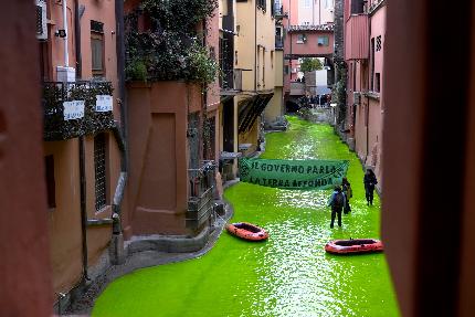 Extinction Rebellion - Extinction Rebellion a Bologna nel canale del Reno