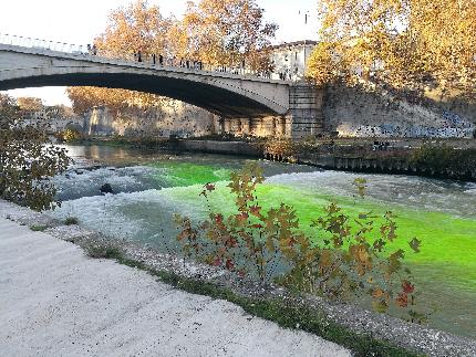 Extinction Rebellion - Extinction Rebellion a Roma: le acque del Tevere intorno all'isola Tiberiana sono state tinte di verde