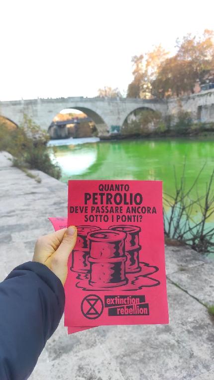 Extinction Rebellion - Extinction Rebellion a Roma: le acque del Tevere intorno all'isola Tiberiana sono state tinte di verde