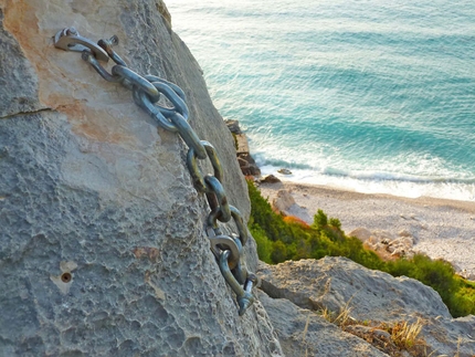 Fix arrampicata Sardegna - Non sempre l'acciaio zincato arrugginisce. Qui è stata messa una catena zincata su placchette inox ma la catena ed i grilli sono ancora in ottime condizioni, anche per il tipo di calcare grigio meno soggetto alla corrosione.