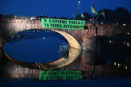 Extinction Rebellion - Extinction Rebellion a Torino: le acque del fiume Po si tingono di verde