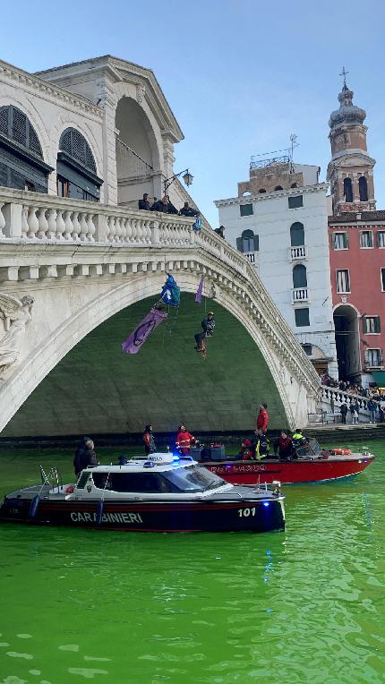 Extinction Rebellion - Extinction Rebellion al Ponte di Rialto di Venezia, mentre le acque del Canal Grande si sono tinte di verde. 