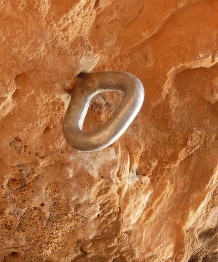 Fix arrampicata Sardegna - Fittone inox apparentemente in buono stato, ma con segni di ruggine solo vicino alla zona della saldatura