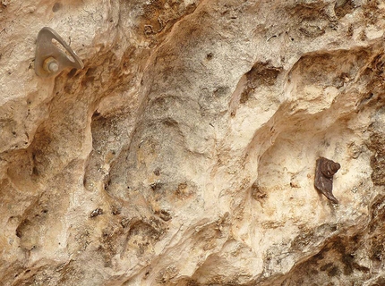 Fix arrampicata Sardegna - Ambiente altamente soggetto a corrosione, circa 3 metri dal mare. Un fix di acciaio zincato infisso nel 1989 e a fianco un inox più recente, con segni di ruggine vicino al dado.