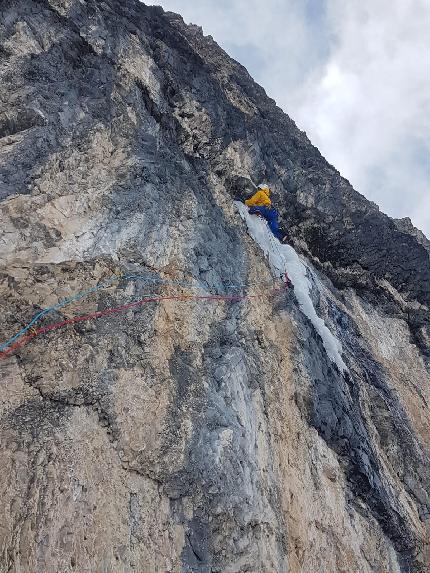 Crozzon di Brenta, Dolomiti di Brenta, Roberto Parolari, Nicola Tondini - L'apertura di 'It's a Long Way to the Top (If You Wanna Rock 'N' Roll)' al Crozzon di Brenta, Dolomiti di Brenta (Roberto Parolari, Nicola Tondini)