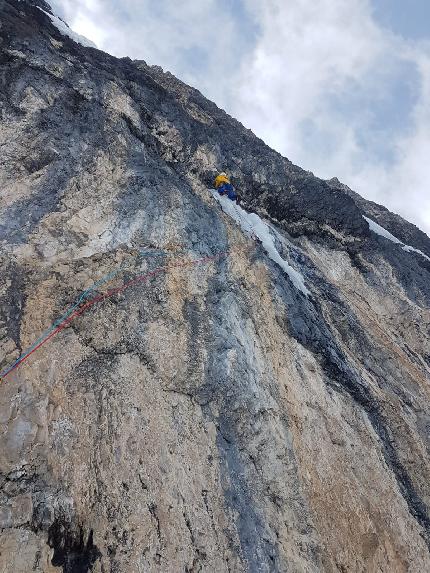 Crozzon di Brenta, Dolomiti di Brenta, Roberto Parolari, Nicola Tondini - L'apertura di 'It's a Long Way to the Top (If You Wanna Rock 'N' Roll)' al Crozzon di Brenta, Dolomiti di Brenta (Roberto Parolari, Nicola Tondini)