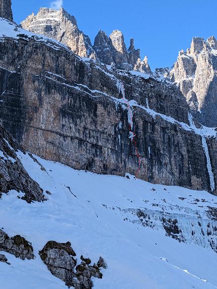 Crozzon di Brenta, Dolomiti di Brenta, Roberto Parolari, Nicola Tondini - L'apertura di 'It's a Long Way to the Top (If You Wanna Rock 'N' Roll)' al Crozzon di Brenta, Dolomiti di Brenta (Roberto Parolari, Nicola Tondini)