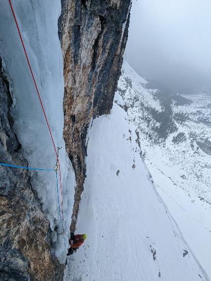 Crozzon di Brenta, Dolomiti di Brenta, Roberto Parolari, Nicola Tondini - L'apertura di 'It's a Long Way to the Top (If You Wanna Rock 'N' Roll)' al Crozzon di Brenta, Dolomiti di Brenta (Roberto Parolari, Nicola Tondini)