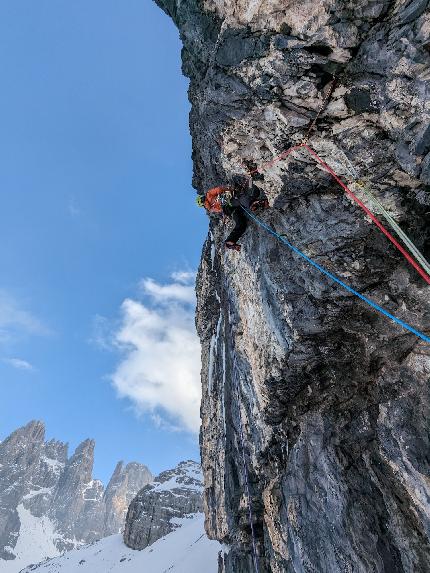 It's a long way to the top al Crozzon di Brenta (Dolomiti di Brenta) per Roberto Parolari e Nicola Tondini