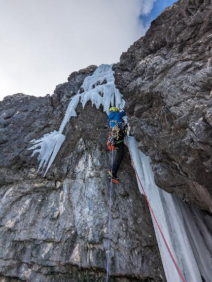 Crozzon di Brenta, Dolomiti di Brenta, Roberto Parolari, Nicola Tondini - L'apertura di 'It's a Long Way to the Top (If You Wanna Rock 'N' Roll)' al Crozzon di Brenta, Dolomiti di Brenta (Roberto Parolari, Nicola Tondini)