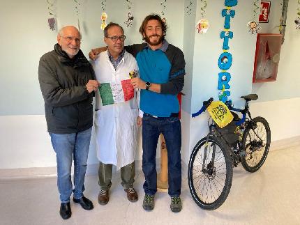 Ettore Campana Scalo Sogni - Ettore Campana nel reparto di Oncoematologia Pediatrica di Brescia dopo aver completato il progetto 'Scalo Sogni South Africa', autunno 2023