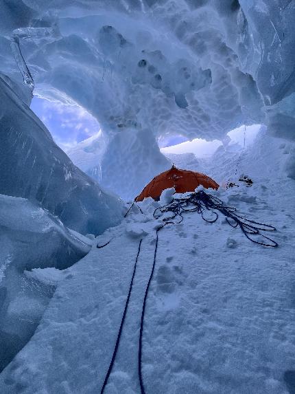 Chobutse, Nepal, Wadim Jabłoński, Maciej Kimel - La grotta di ghiaccio utilizzata da Wadim Jabłoński e Maciej Kimel durante l'apertura di 'Just Breathe' (M5 VI4 R/X 1600m) sul Chobutse, Nepal (14-18/10/2023)