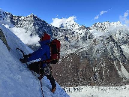 Chobutse, Nepal, Wadim Jabłoński, Maciej Kimel - Maciej Kimel durante l'apertura di 'Just Breathe' (M5 VI4 R/X 1600m) sul Chobutse, Nepal (14-18/10/2023)