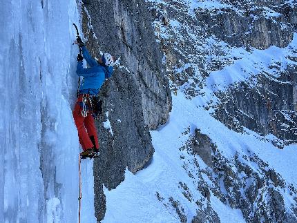 Croda di Cacciagrande, Sorapiss, Dolomiti, Mirco Grasso, Francesco Rigon - L'apertura di 'Solo per un sorriso' alla Croda di Cacciagrande (Sorapiss, Dolomiti) di Mirco Grasso e Francesco Rigon (19/12/2023)