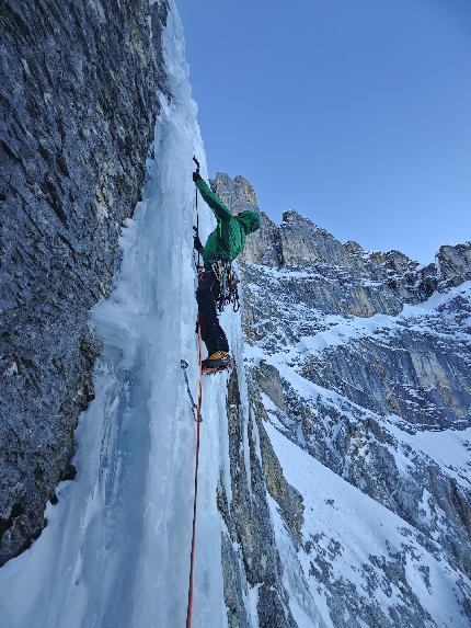 Croda di Cacciagrande, Sorapiss, Dolomiti, Mirco Grasso, Francesco Rigon - Francesco Rigon in apertura di 'Solo per un sorriso' alla Croda di Cacciagrande (Sorapiss, Dolomiti) insieme a Mirco Grasso domenica 19/12/2023