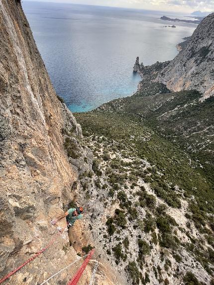 Sardegna, Punta Giradili, Federica Mingolla, Federico Orlandini - Federico Orlandini sale 'Mezzogiorno di Fuoco' alla Punta Giradili in Sardegna con Federica Mingolla, autunno 2023