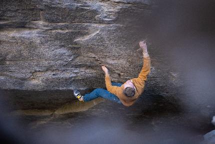 Jakob Schubert si regala Alphane, 9A boulder a Chironico