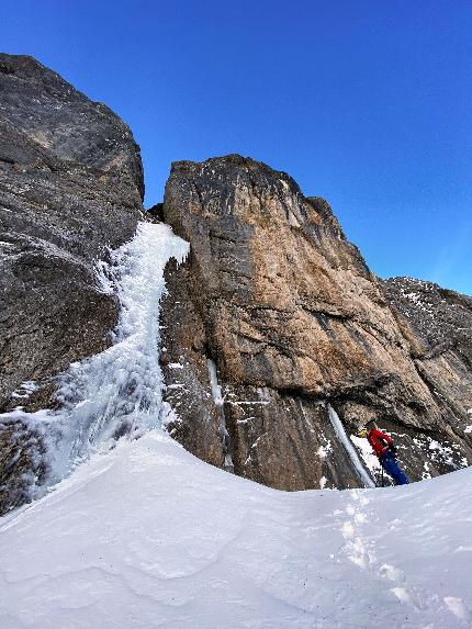 Val Ombretta, Marmolada, Dolomiti, Emanuele Andreozzi, Vaida Vaivadaite - Emanuele Andreozzi e Vaida Vaivadaite durante la prima salita di 'First Time' in Val Ombretta, Marmolada, Dolomiti (17/12/2023)