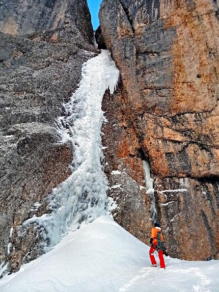 Val Ombretta, Marmolada, Dolomiti, Emanuele Andreozzi, Vaida Vaivadaite - Emanuele Andreozzi e Vaida Vaivadaite durante la prima salita di 'First Time' in Val Ombretta, Marmolada, Dolomiti (17/12/2023)