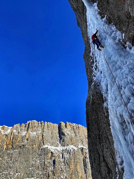 Val Ombretta, Marmolada, Dolomiti, Emanuele Andreozzi, Vaida Vaivadaite - Emanuele Andreozzi e Vaida Vaivadaite durante la prima salita di 'First Time' in Val Ombretta, Marmolada, Dolomiti (17/12/2023)