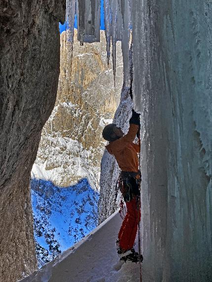 Val Ombretta, Marmolada, Dolomiti, Emanuele Andreozzi, Vaida Vaivadaite - Emanuele Andreozzi e Vaida Vaivadaite durante la prima salita di 'First Time' in Val Ombretta, Marmolada, Dolomiti (17/12/2023)