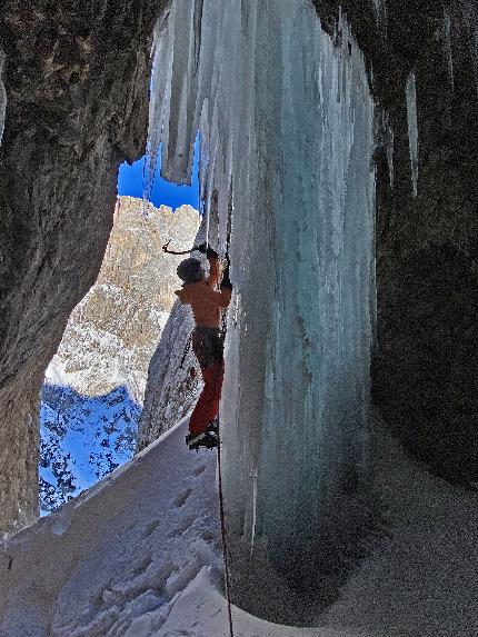 Val Ombretta, Marmolada, Dolomiti, Emanuele Andreozzi, Vaida Vaivadaite - Emanuele Andreozzi e Vaida Vaivadaite durante la prima salita di 'First Time' in Val Ombretta, Marmolada, Dolomiti (17/12/2023)