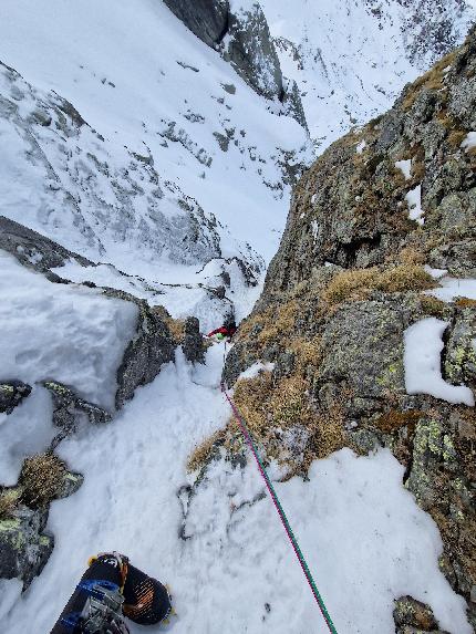 Cima di Pescegallo, Val Gerola, Orobie, Cristian Candiotto, Mattia Trabucchi - L'apertura di 'Via Aghi' alla Cima di Pescegallo in Val Gerola, Orobie (Cristian Candiotto, Mattia Trabucchi 20/12/2023)