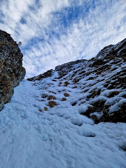 Cima di Pescegallo, Val Gerola, Orobie, Cristian Candiotto, Mattia Trabucchi - L'apertura di 'Via Aghi' alla Cima di Pescegallo in Val Gerola, Orobie (Cristian Candiotto, Mattia Trabucchi 20/12/2023)