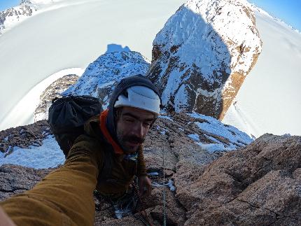 Cerro Nora Oeste, Patagonia, Paolo Marazzi, Luca Schiera - Cerro Nora Oeste in Patagonia: Paolo Marazzi sul tratto di misto prima della cresta rocciosa