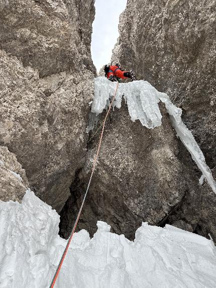 Archi del Vento, Monte Duranno, Dolomiti Friulane, Mirco Grasso, Francesco Rigon, Luca Vallata - L'apertura di 'Archi del Vento' sul Naso del Monte Duranno nelle Dolomiti Friulane (Mirco Grasso, Francesco Rigon, Luca Vallata 24/12/2024)