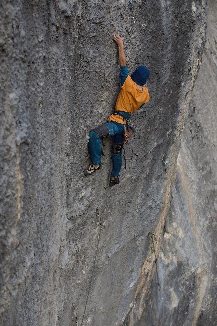 Andrea Locatelli - Andrea Locatelli libera 'Il bombarolo' (8c+)