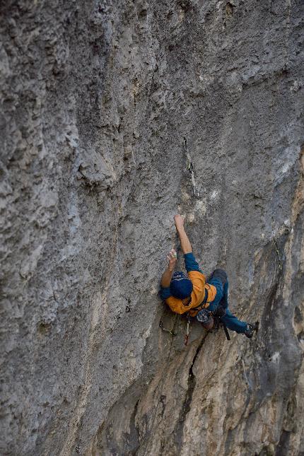 Andrea Locatelli - Andrea Locatelli libera 'Il bombarolo' (8c+)
