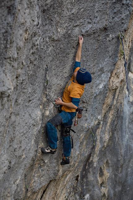 Andrea Locatelli - Andrea Locatelli libera 'Il bombarolo' (8c+)