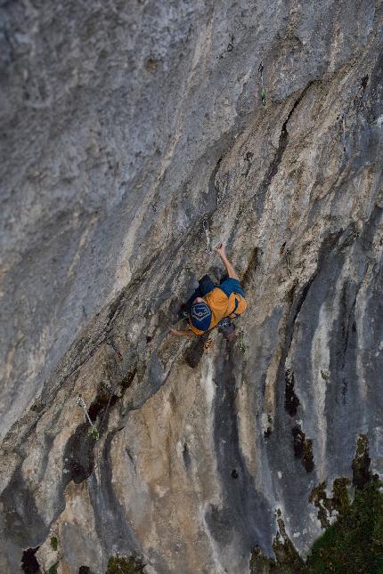 Andrea Locatelli - Andrea Locatelli libera 'Il bombarolo' (8c+)