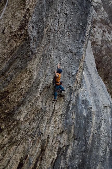 Andrea Locatelli - Andrea Locatelli libera 'Il bombarolo' (8c+)