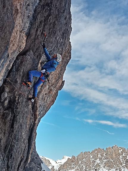 Mëisules dala Biesces, Sella, Dolomiti, Emanuele Andreozzi, Rolando Varesco - L'apertura di 'Dünnes Wasser' alle Mëisules dala Biesces, Sella, Dolomiti (Emanuele Andreozzi, Rolando Varesco 20/12/2023)