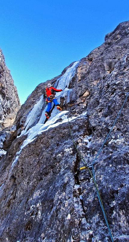 Mëisules dala Biesces, Sella, Dolomites, Emanuele Andreozzi, Rolando Varesco - The first ascent of 'Dünnes Wasser' on Mëisules dala Biesces, Sella, Dolomites (Emanuele Andreozzi, Rolando Varesco 20/12/2023)