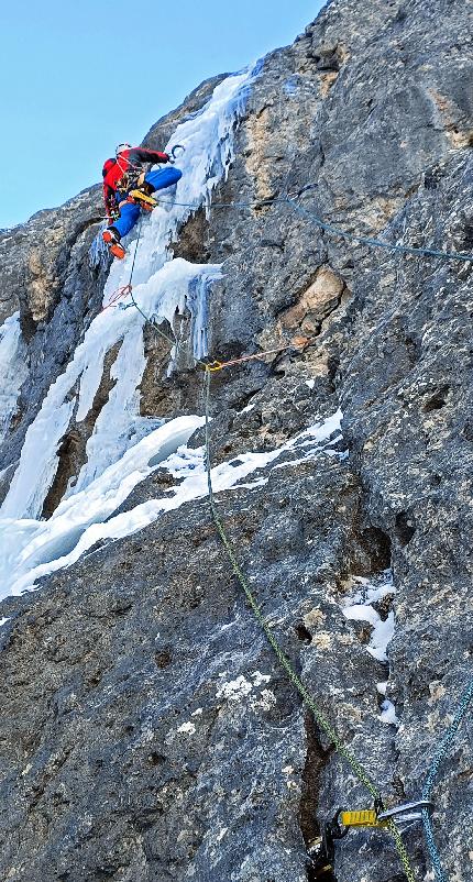 Mëisules dala Biesces, Sella, Dolomites, Emanuele Andreozzi, Rolando Varesco - The first ascent of 'Dünnes Wasser' on Mëisules dala Biesces, Sella, Dolomites (Emanuele Andreozzi, Rolando Varesco 20/12/2023)