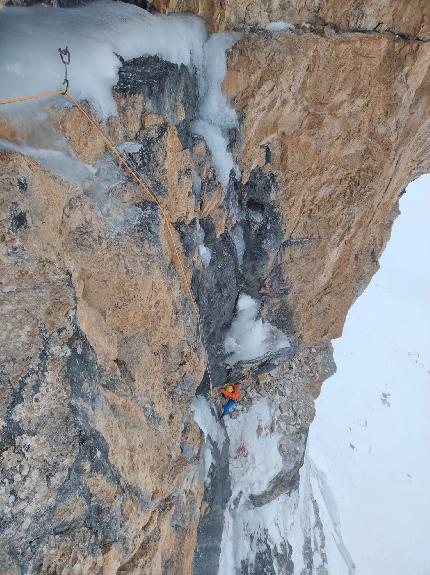 Castello di Vallesinella,Brenta Dolomites, Marco Cordin, Martino Piva - The first ascent of 'Nunca con prisa, siempre con gana' on Castello di Vallesinella in the Brenta Dolomites (Marco Cordin, Martino Piva 31/12/2023)