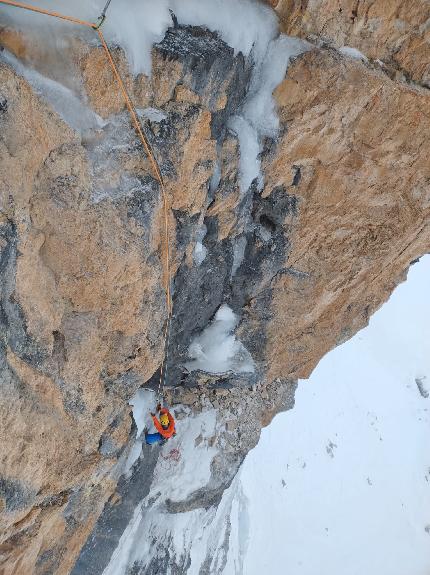 Castello di Vallesinella,Brenta Dolomites, Marco Cordin, Martino Piva - The first ascent of 'Nunca con prisa, siempre con gana' on Castello di Vallesinella in the Brenta Dolomites (Marco Cordin, Martino Piva 31/12/2023)