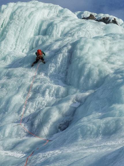 Norvegia cascate di ghiaccio, Alessandro Ferrari, Giovanni Zaccaria - Norvegia ice climbing trip: Alessandro Ferrari affronta uno dei risalti di Kongvollfossen