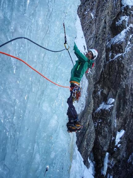 Norvegia cascate di ghiaccio, Alessandro Ferrari, Giovanni Zaccaria - Norvegia ice climbing trip: Alessandro Ferrari sulla candela di Juvsoyla