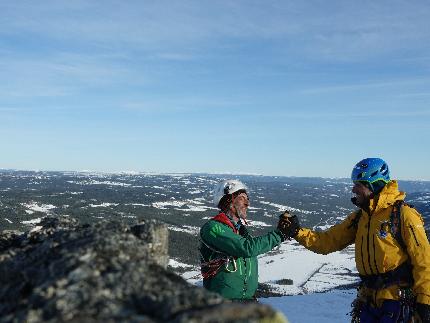 Norvegia cascate di ghiaccio, Alessandro Ferrari, Giovanni Zaccaria - Norvegia ice climbing trip: Giovanni Zaccaria e Alessandro Ferrari in cima a Hydnefossen