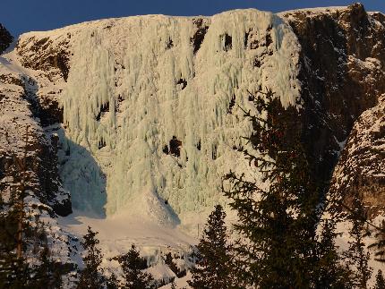 Norvegia cascate di ghiaccio, Alessandro Ferrari, Giovanni Zaccaria - Norvegia ice climbing trip: Hydnefossen alle prime luci della mattina