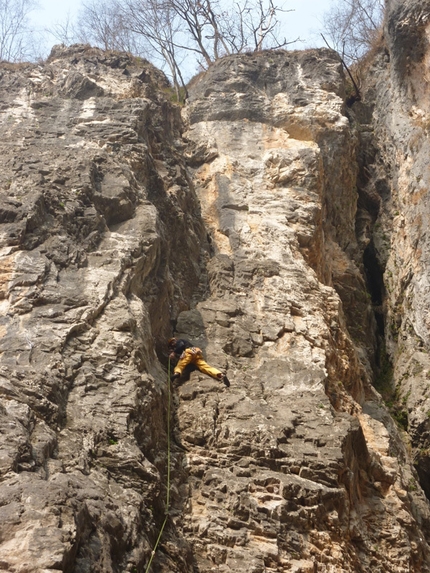 La Prua di Valgua - M. Malfione su Il diedro del preliminare 6b