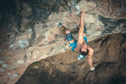 Watch Adam Ondra onsighting  8c+/9a at Montanejos in Spain